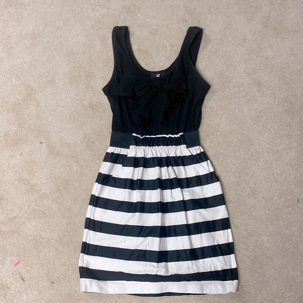 Black and white shirt dress. Size 8, fits small.
